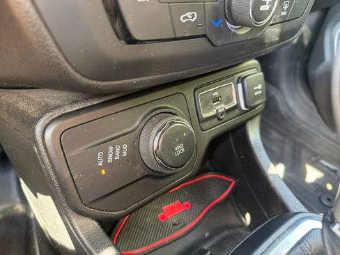Used 2018 Jeep Renegade Latitude w/ Cold Weather Group AWD/4WD image 20
