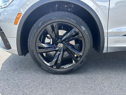 Certified 2023 Volkswagen Tiguan SE R-Line AWD/4WD image 9