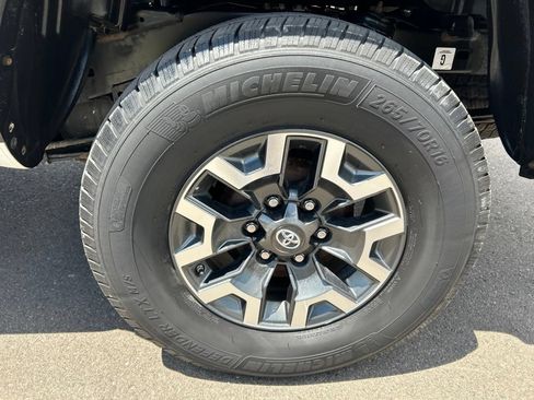 Used 2017 Toyota Tacoma TRD Off-Road AWD/4WD image 30