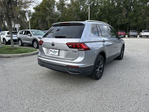 Used 2022 Volkswagen Tiguan SE w/ Panoramic Sunroof Package FWD image 6