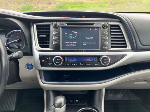 Used 2019 Toyota Highlander XLE image 25