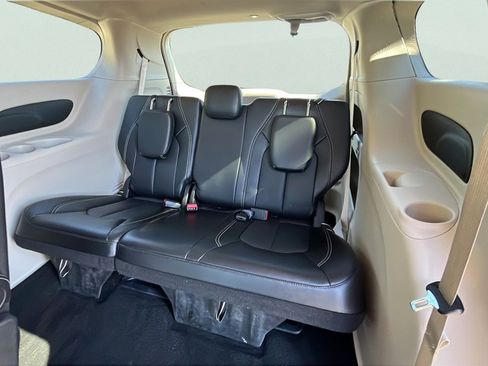 Used 2024 Chrysler Pacifica Touring-L image 18