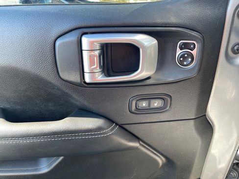 Used 2020 Jeep Wrangler Unlimited Sahara image 16