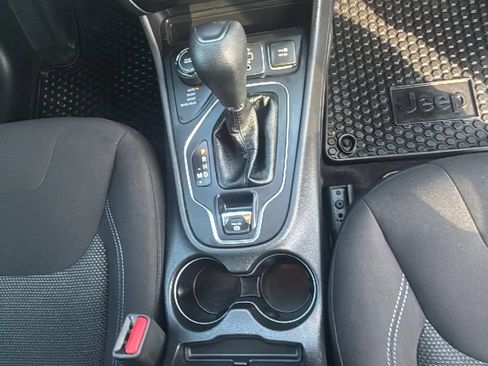 Used 2019 Jeep Cherokee Latitude w/ Cold Weather Group AWD/4WD image 31