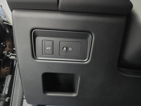 Used 2025 Land Rover Discovery Dynamic SE AWD/4WD image 25