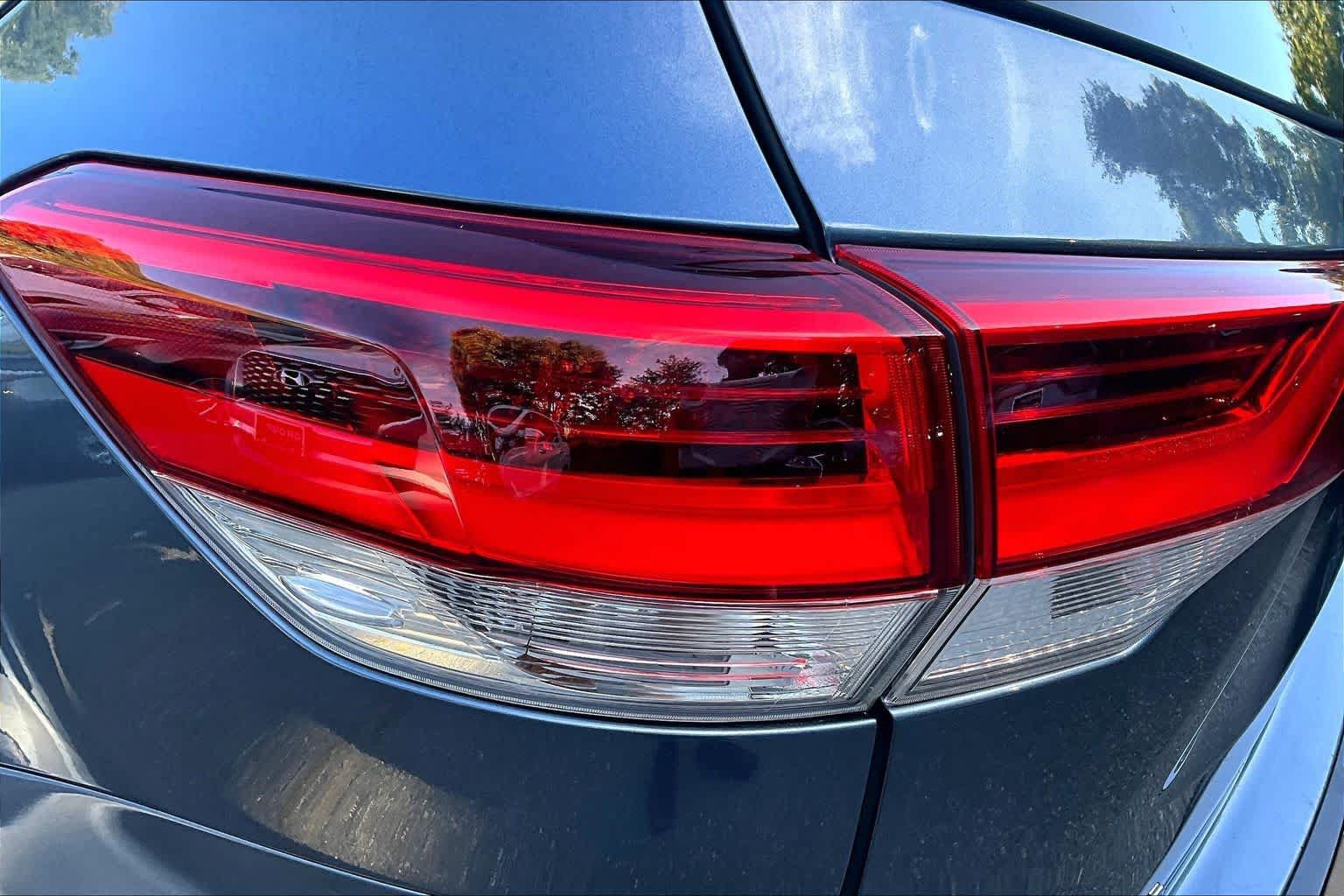 Used 2018 Toyota Highlander XLE AWD/4WD image 27