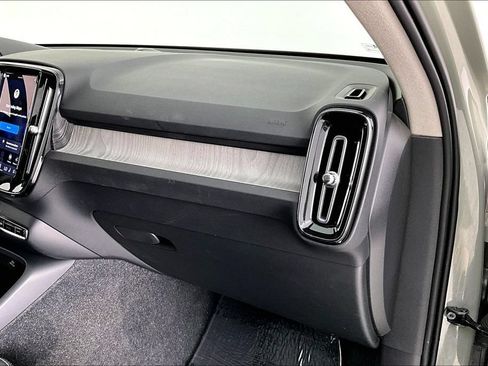 Certified 2025 Volvo XC40 B5 Plus AWD/4WD image 20