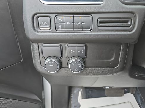 Used 2023 Chevrolet Suburban Premier image 31