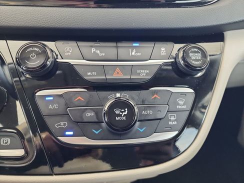 Used 2024 Chrysler Pacifica Touring-L FWD image 28