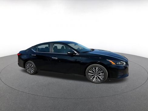 Used 2025 Nissan Altima 2.5 SV image 2