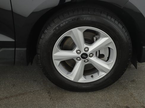 Certified 2024 Ford Edge SE image 4