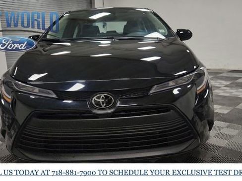 Used 2025 Toyota Corolla LE image 3