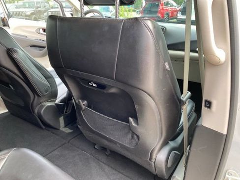 Used 2023 Chrysler Pacifica Touring-L FWD image 32