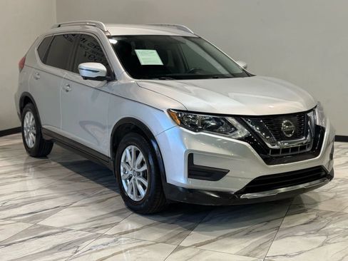 Used 2017 Nissan Rogue SV w/ SV Premium Package image 4