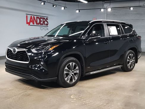 Certified 2025 Toyota Highlander XLE image 3