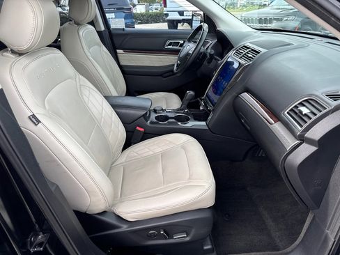 Used 2017 Ford Explorer Platinum image 16