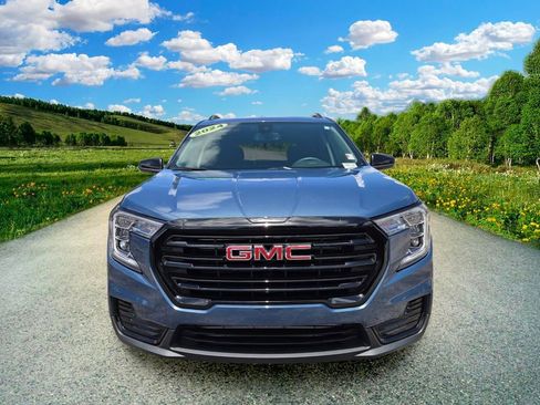 Used 2024 GMC Terrain SLE w/ Driver Convenience Package FWD image 8