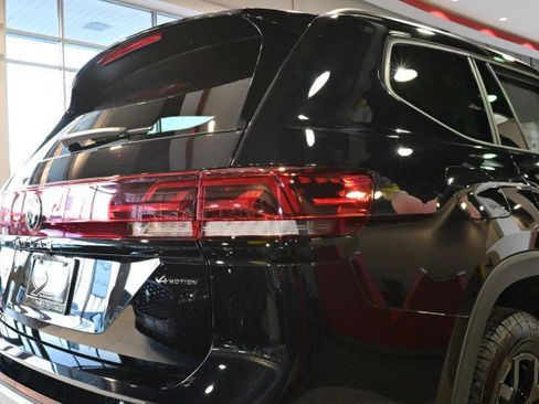 Used 2024 Volkswagen Atlas Peak Edition SE image 11