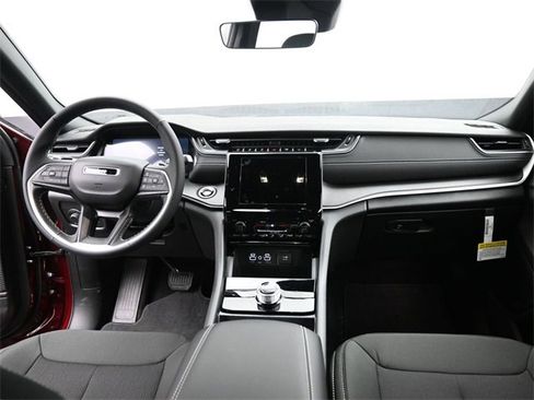 New 2025 Jeep Grand Cherokee L Laredo image 24