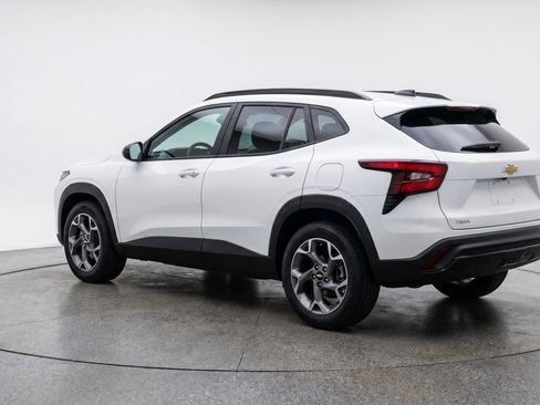 Used 2025 Chevrolet Trax LT FWD image 6