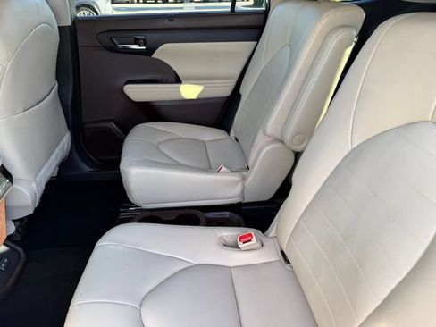 Used 2022 Toyota Highlander XLE FWD image 30