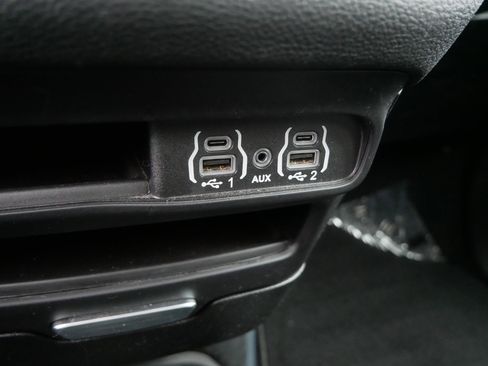 Used 2023 Chrysler Pacifica Touring image 31