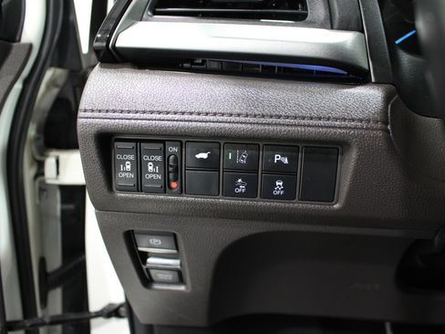 Used 2018 Honda Odyssey Elite image 9