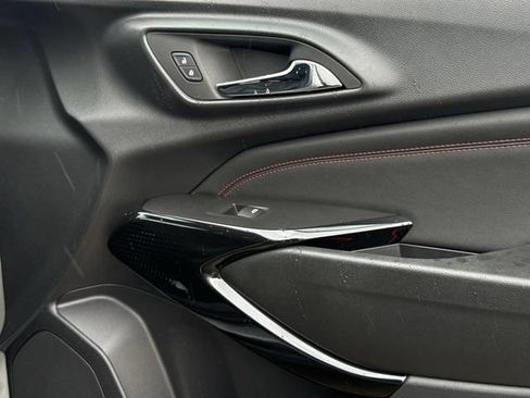 Certified 2025 Chevrolet Trax RS FWD image 27