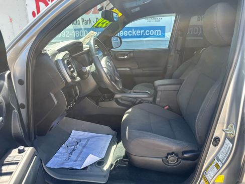 Used 2017 Toyota Tacoma TRD Sport w/ Tow Package (A/T) image 23