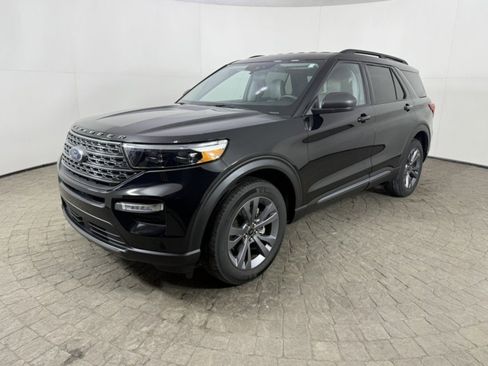 Used 2021 Ford Explorer XLT w/ Equipment Group 202A image 3