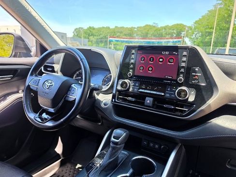 Used 2021 Toyota Highlander XLE AWD/4WD image 13