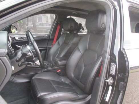 Used 2018 Porsche Macan Turbo image 7