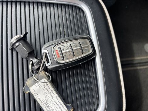 Used 2023 Chrysler Pacifica Touring-L FWD image 27