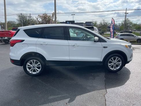 Used 2019 Ford Escape SE image 18