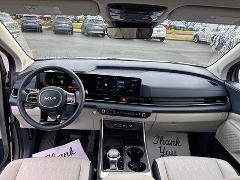 Used 2025 Kia Carnival EX image 12