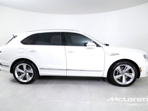 Used 2023 Bentley Bentayga Plug-In Hybrid image 9