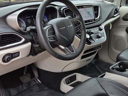 Used 2024 Chrysler Pacifica Touring-L FWD image 30