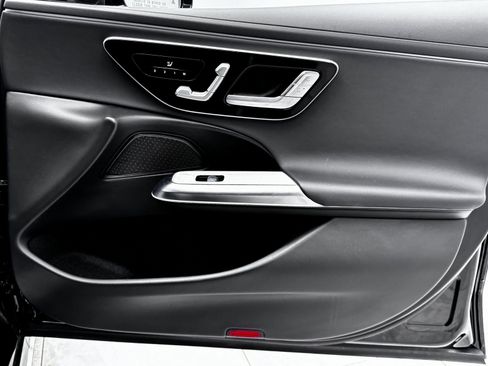 Used 2025 Mercedes-Benz E 350 4MATIC Sedan image 31