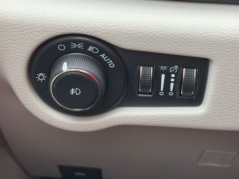 Used 2024 Chrysler Pacifica Touring-L FWD image 80
