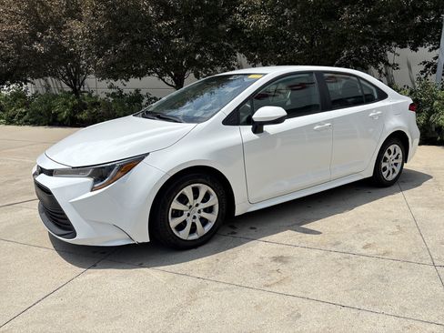 Used 2025 Toyota Corolla LE FWD image 3