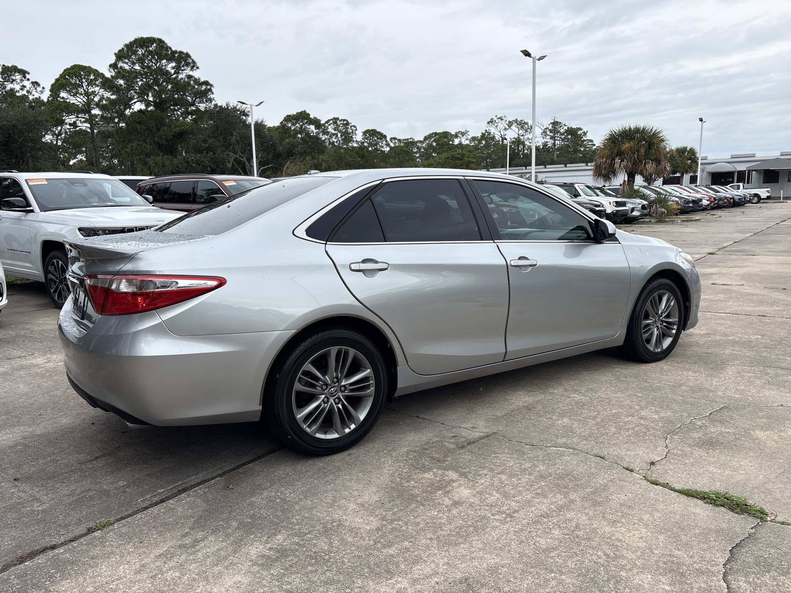 Used 2015 Toyota Camry SE w/ Moonroof Package FWD image 3