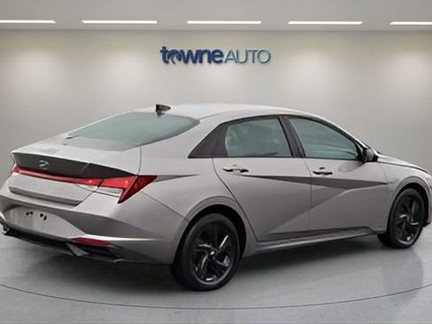 Used 2023 Hyundai Elantra SEL w/ Cargo Package FWD image 5