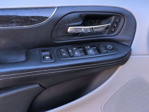 Used 2012 Chrysler Town & Country Limited image 8