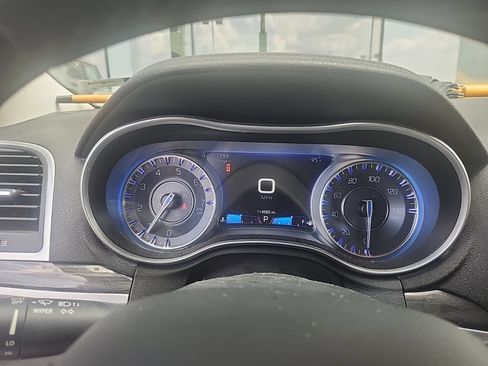 Used 2018 Chrysler 300 Touring L RWD image 11
