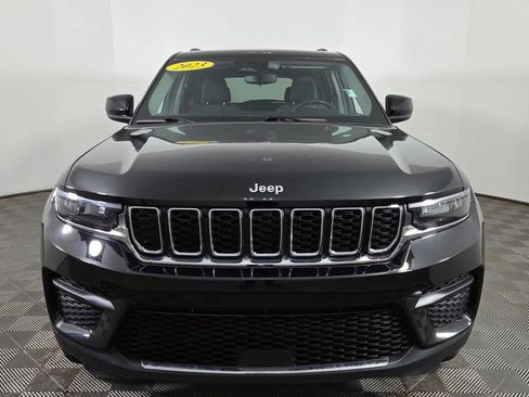 Used 2023 Jeep Grand Cherokee Laredo image 2