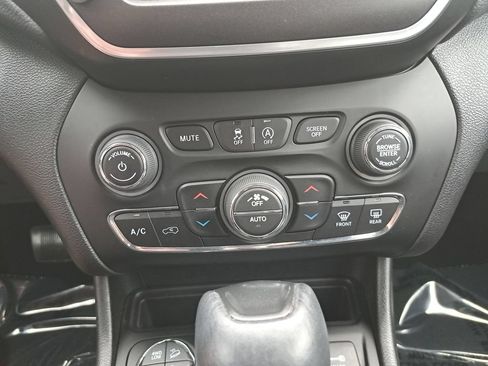 Used 2020 Jeep Cherokee Trailhawk w/ Cold Weather Group AWD/4WD image 21