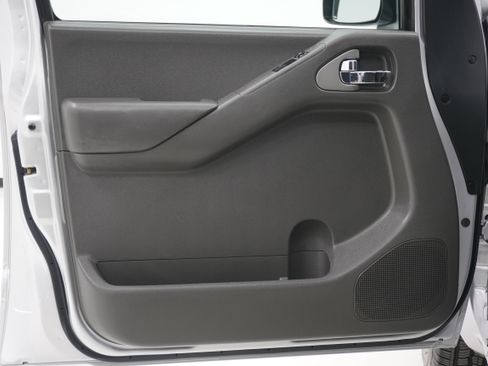 Used 2013 Nissan Frontier SV image 13