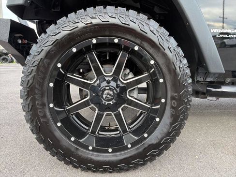 Used 2018 Jeep Wrangler Unlimited Rubicon w/ Connectivity Group AWD/4WD image 14