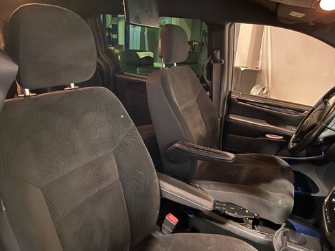 Used 2018 Dodge Grand Caravan SE image 27