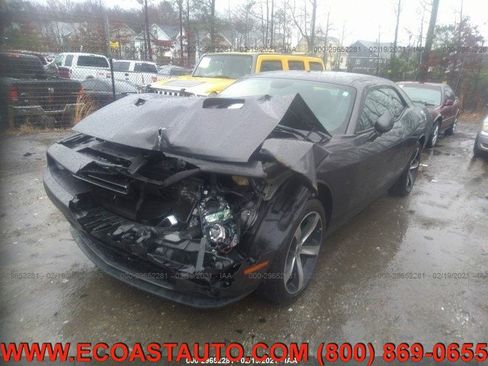Used 2019 Dodge Challenger SXT image 3